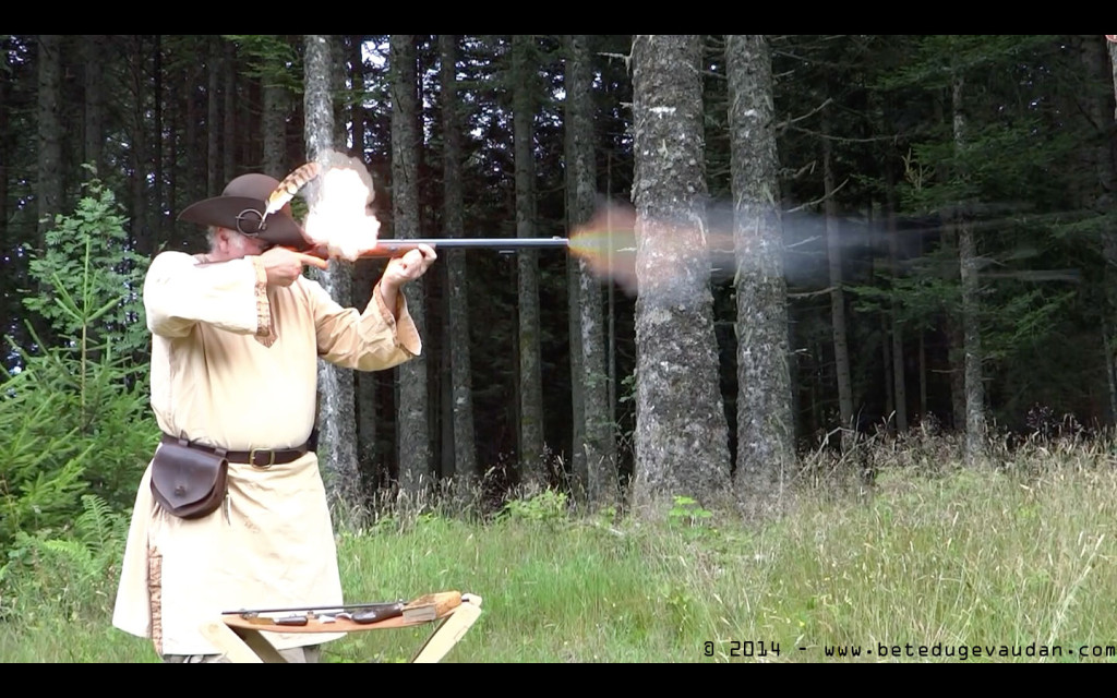 Alain Parbeau tirant au fusil.