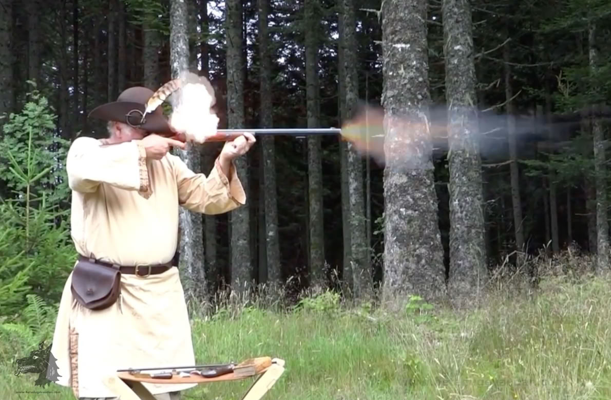 Tir avec une arme à silex à l'époque de la Bête du Gévaudan - © PJ Vidal