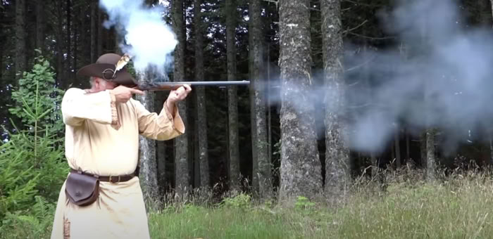 Présentation des armes à silex utilisées pour la chasse à la Bête.